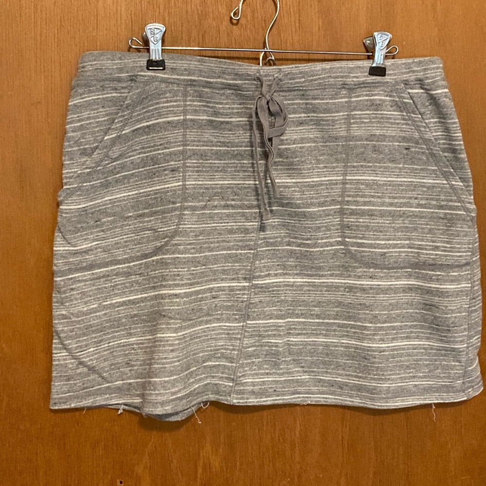 Grey mini strips draw string waist Max Studio brand skirt has pockets mini skirt